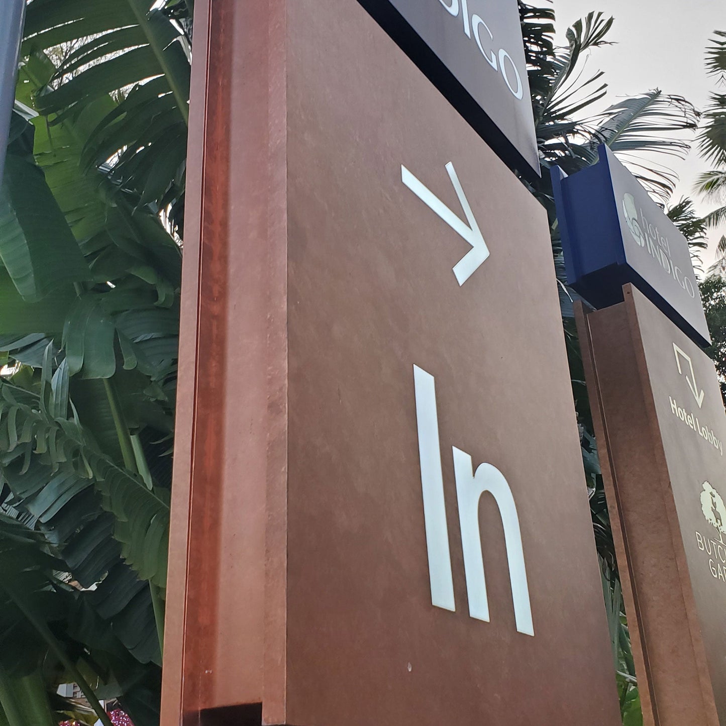 Outdoor Illuminated Signs Distressed LED Light Box Pole Mounted Metal Lightbox Sign with Rust