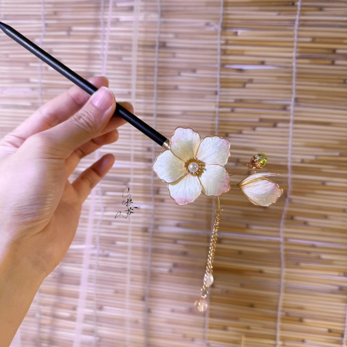 Silk flower hairpin with tassel and curly hairpin