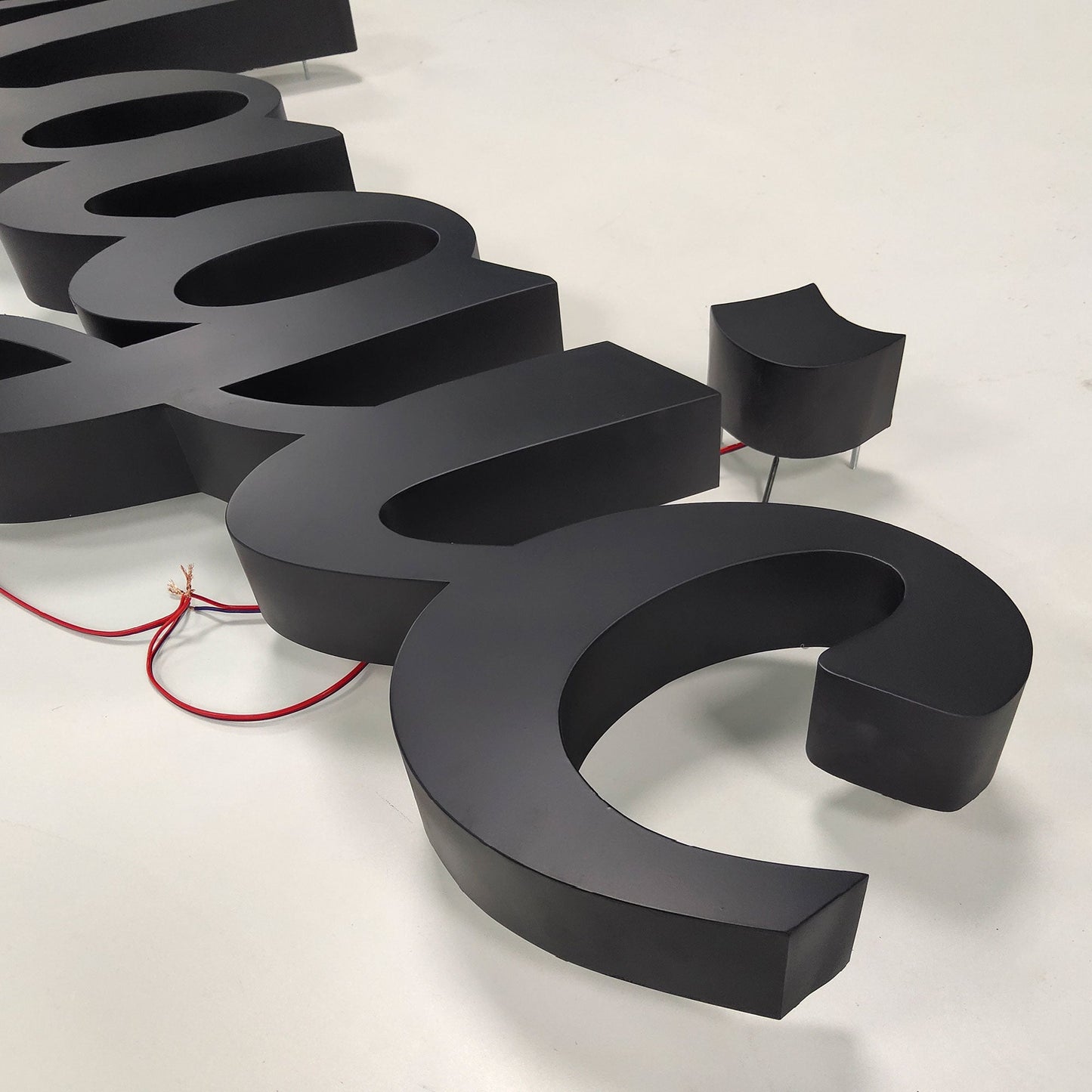 Building Logo Sign Business Signboard 3D Custom Led Business Signs Stud Mounted Wall Display Channel Letters Outdoor