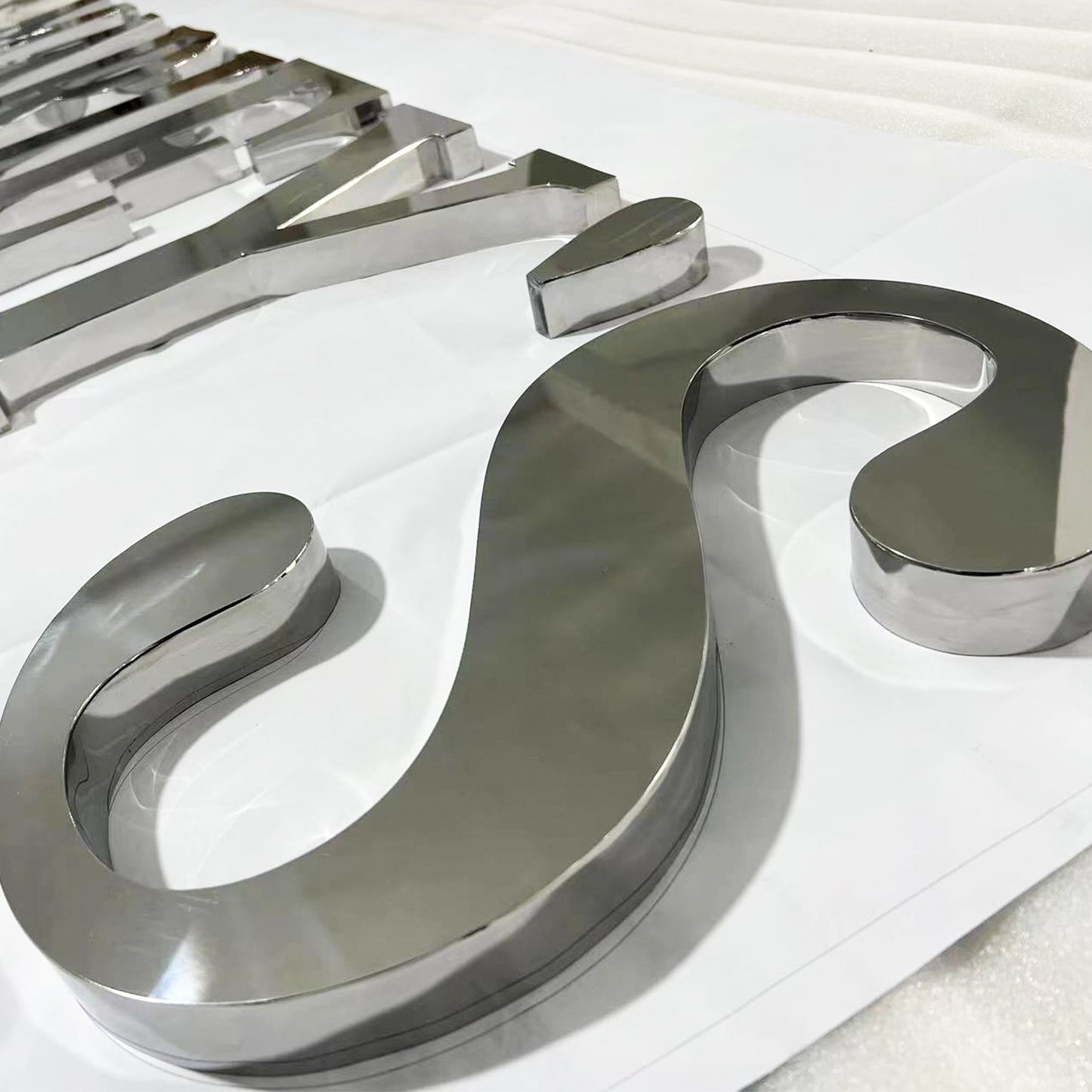 Custom Luxury Metal 3D Letter Mirror Finish Fabricated Channel letter for Stores