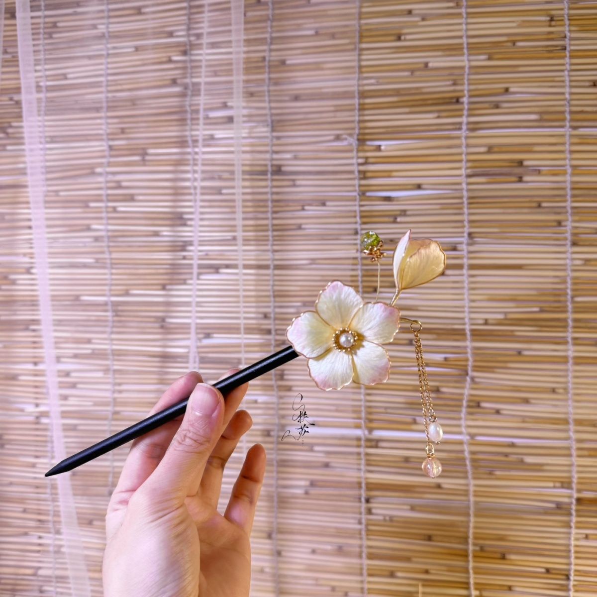Silk flower hairpin with tassel and curly hairpin