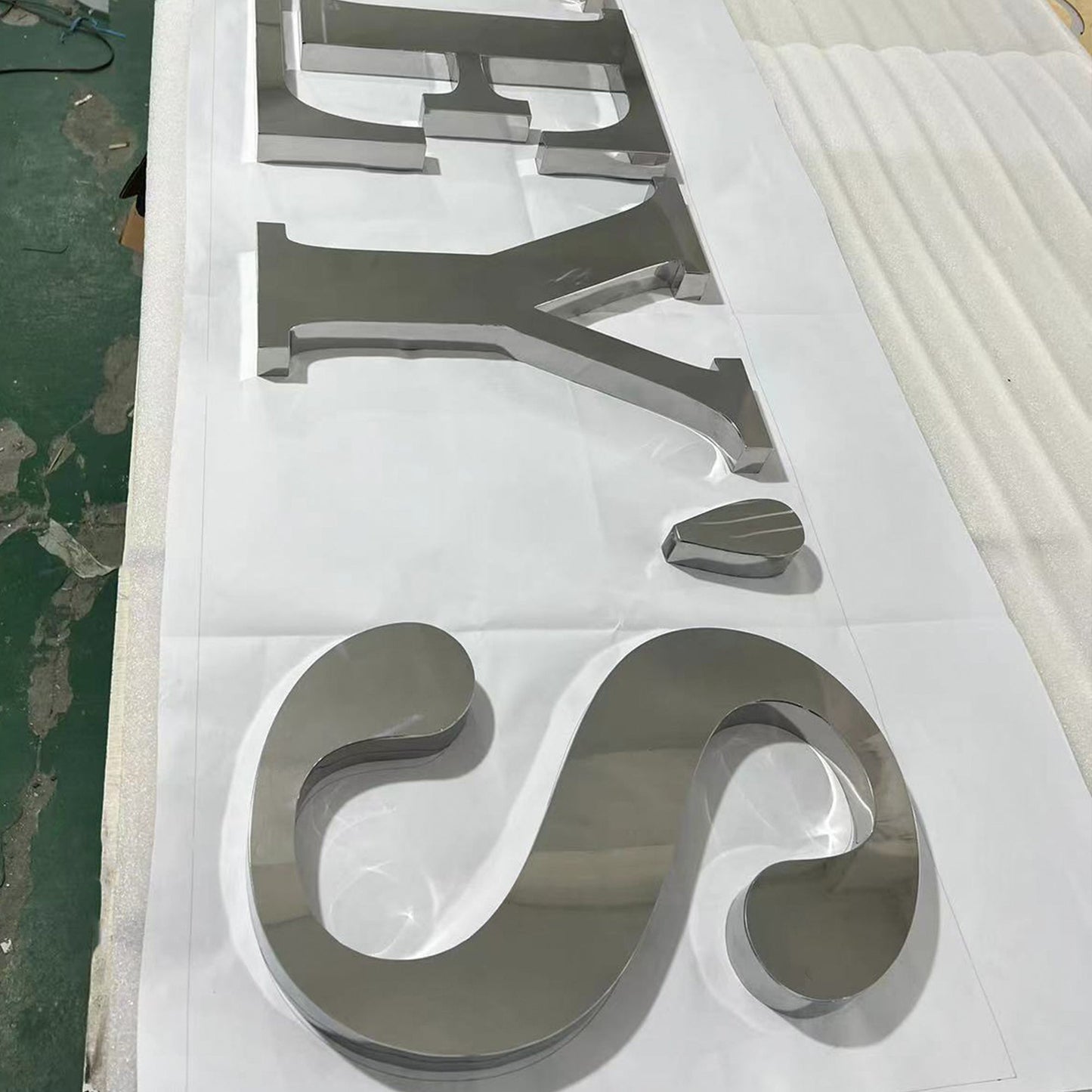 Custom Luxury Metal 3D Letter Mirror Finish Fabricated Channel letter for Stores